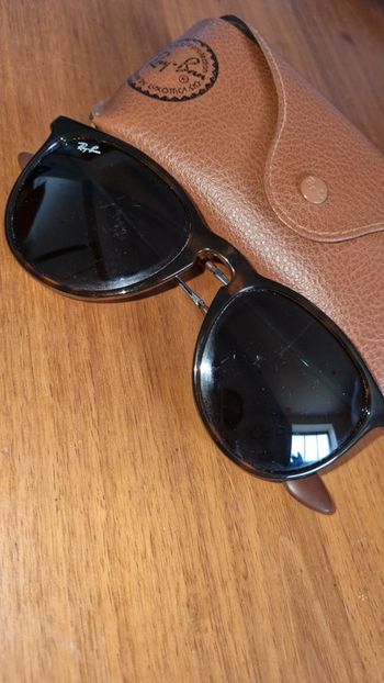 Lunette soleil Ray Ban et sa pochette rangement