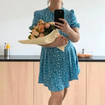 Robe courte bleue 💙 à fleurs blanches 🌸 style été tendance 2025 | manches bouffantes