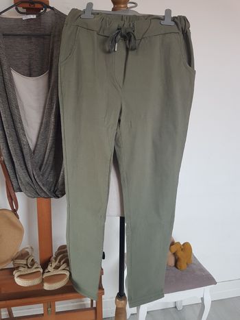 Pantalon kaki. Taille élastique + lien. Made in Italy. T42/44, tour taille 76/100cm, haut 100cm.
