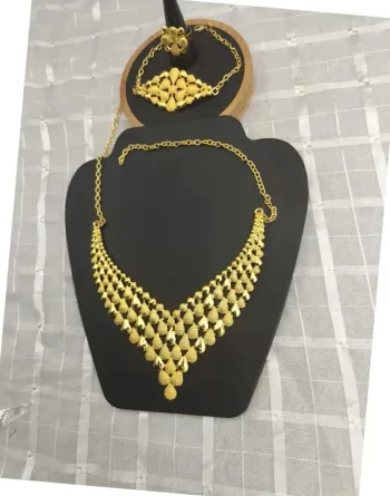 Parure de bijoux dorés sophistiquée