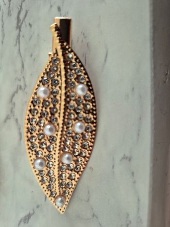 Pince a cheveux or strass perle 