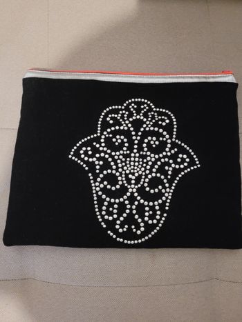 Pochette en velours noir modéle "Main de Fatma"