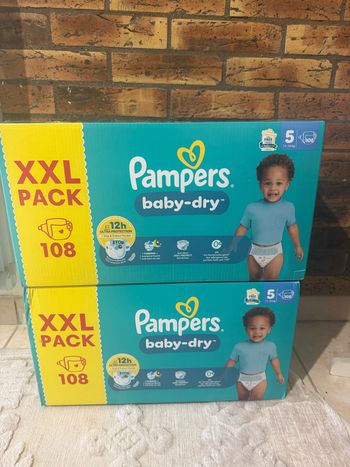 Deux cartons de couches Pampers taille 5 normal