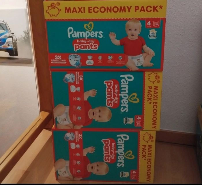 Lot de 3 cartons de 94 couches pampers pants en taille 4