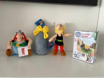 Lot 3 Peluches & 1 Jeu Astérix. Neufs.