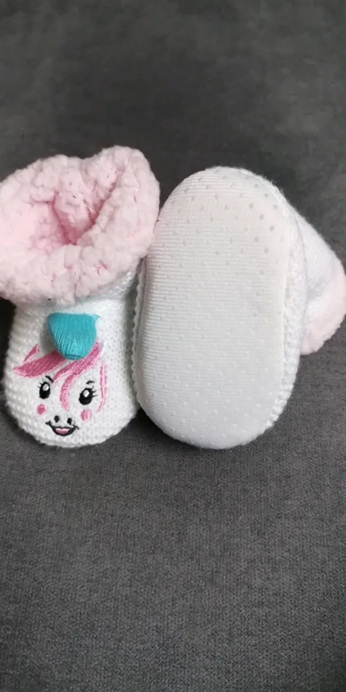 Chausson fourrés licorne taille 6/9mois - photo numéro 2