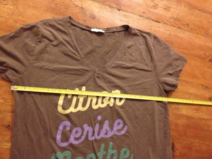 T shirt col V ✧ marron avec écriteaux de couleurs différentes ✧ manches courtes ✧ look féminin - photo numéro 6
