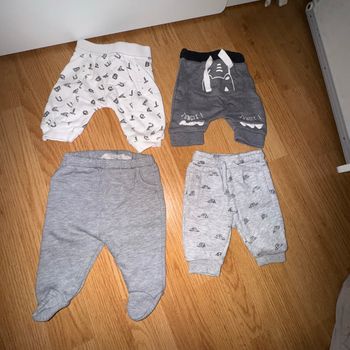 Lot de quatre jogging