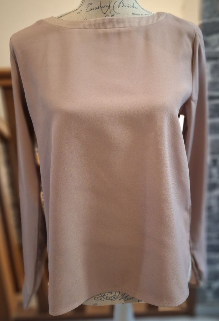 Blouse vieux rose avec le col et les poignets satinés