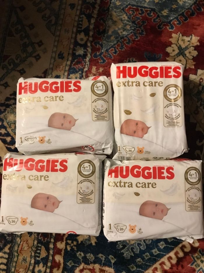 Neuf lot de 4 paquets de couches extra care  Huggies  taille 1 soit 104 couches