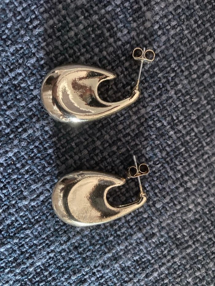 Jolies boucles d'oreilles dorées - photo numéro 2