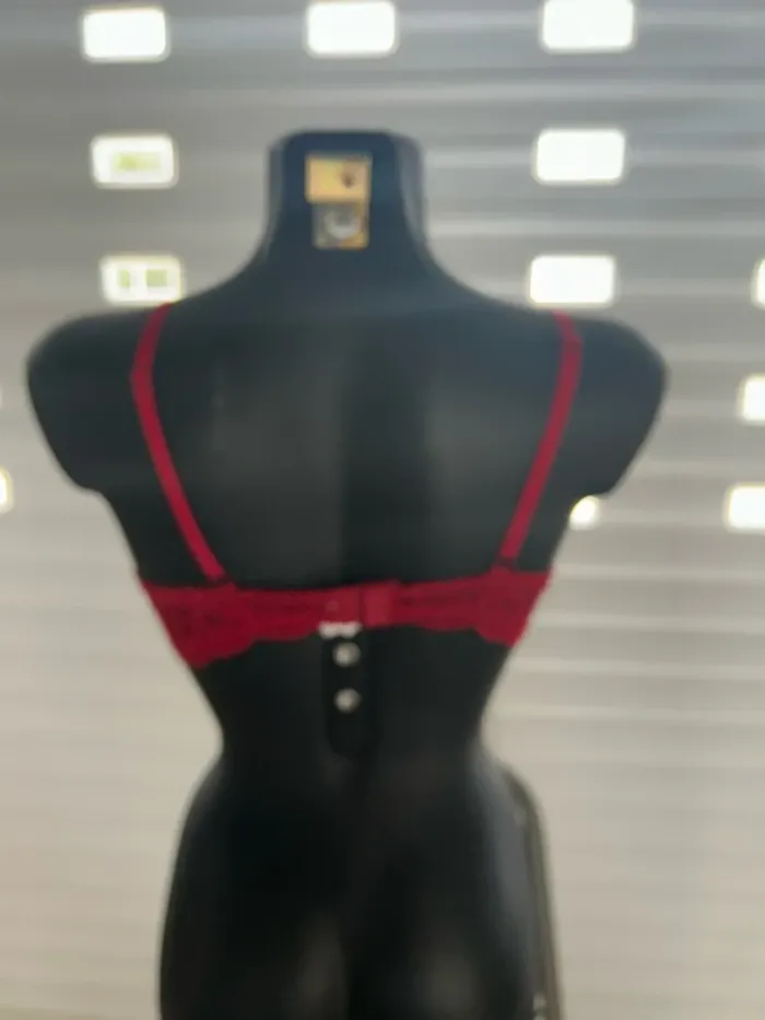 Soutien-gorge rouge - photo numéro 7