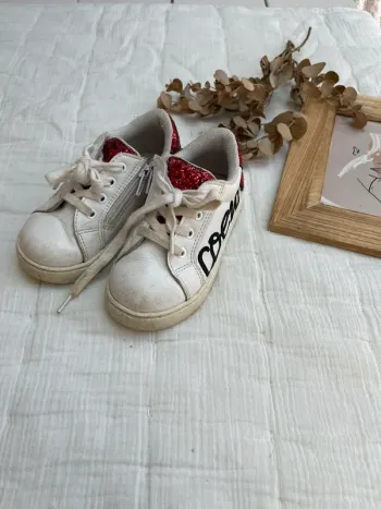 Basket blanche et rouge à paillettes - Bon baiser de paname (taille 25)