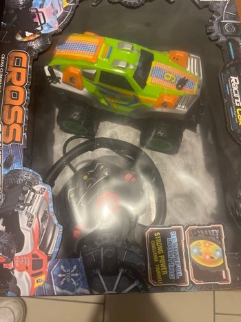 Voiture téléguidée pour enfant de trois ans