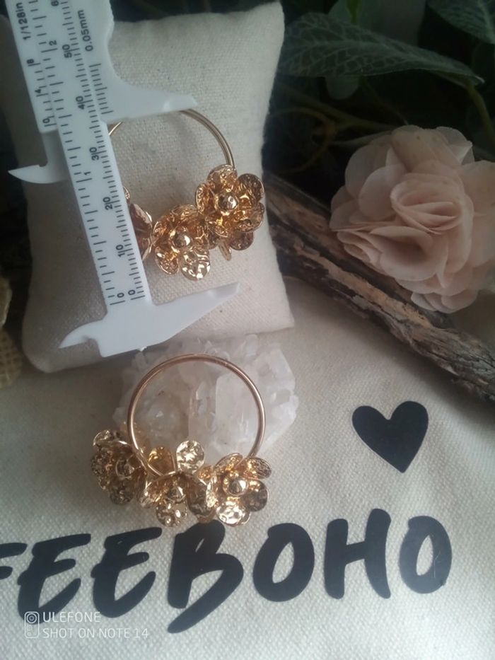 Boucles d'oreilles bohèmes fleurs dorées - photo numéro 3