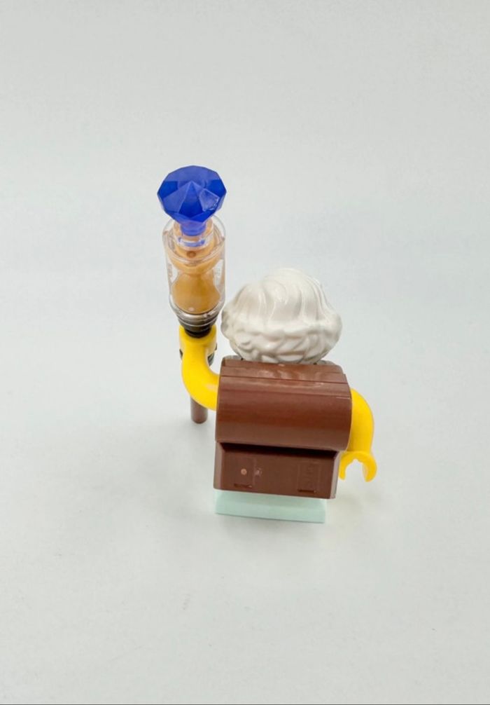 Lego Figurines Dreamzzz : Mme Castillo, sac à dos marron munie de son bâton - NEUF - photo numéro 4