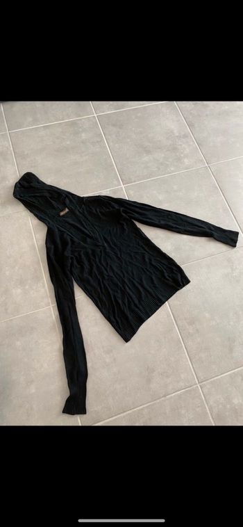 Pull col V à capuche