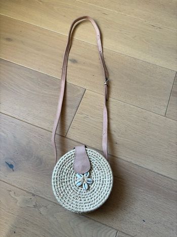Sac rond en rotin avec coquillage de fabrication artisanale