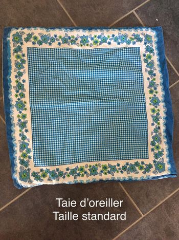 Taie d’oreiller bleue à carreaux