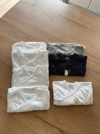 Lot de 7 bodies taille 6 mois marque Tex Kiabi et Absorba