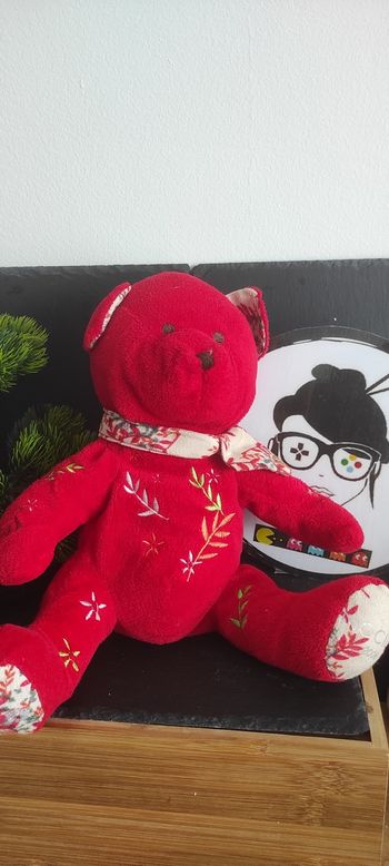 doudou peluche ours Nocibé rouge 2006 ines echarpe tige fleur beige vert orange