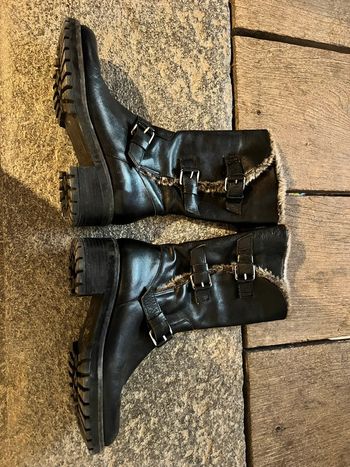 Une paire de bottes d’hiver