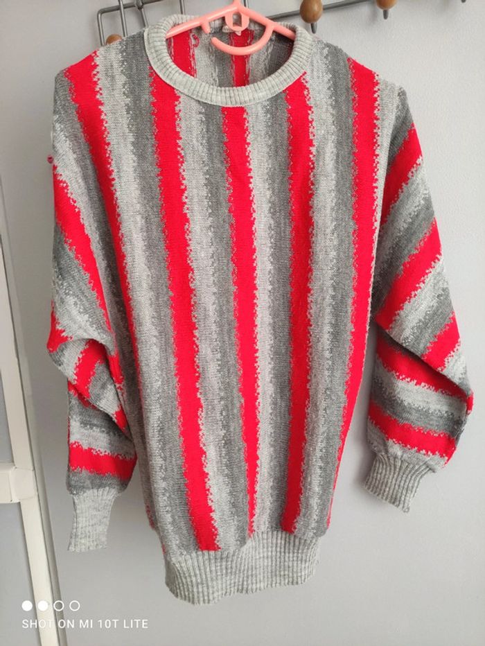 Pull gris et rouge