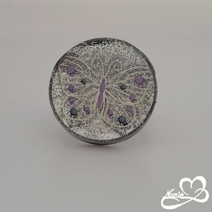 Bague ajustable ronde argentée pailleté avec un papillon - photo numéro 2