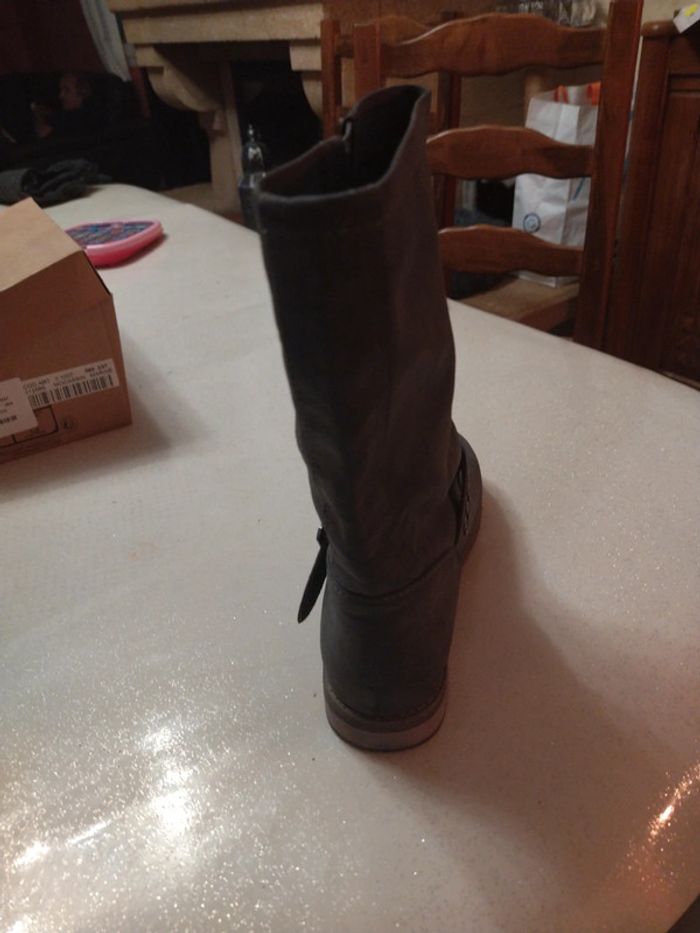 Bottes grises - photo numéro 2