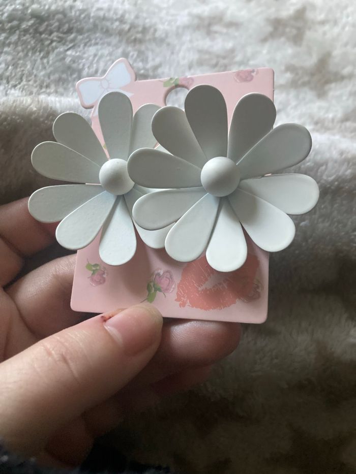 Boucles d’oreilles NEUVES pour femme en forme de fleurs couleur blanc - photo numéro 3