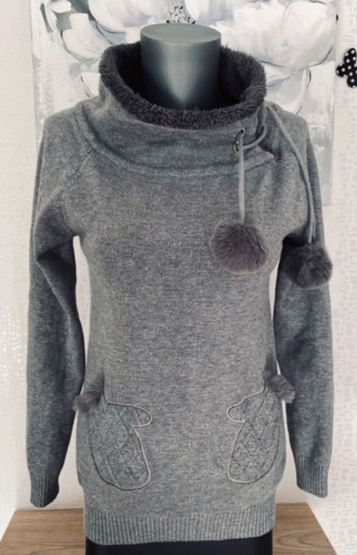Joli pull tricot taille 16 ans excellent état