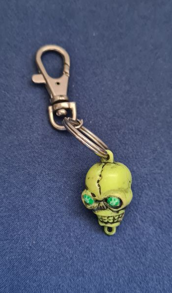 Porte-clé mousqueton tête de mort verte