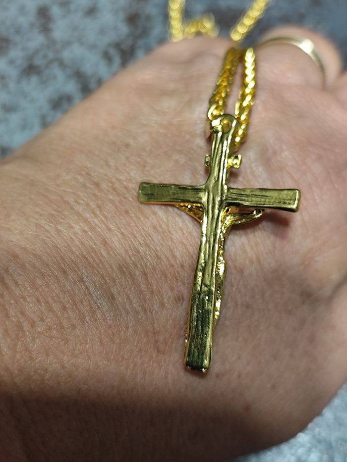 Chaîne et pendentif croix avec Christ - photo numéro 6