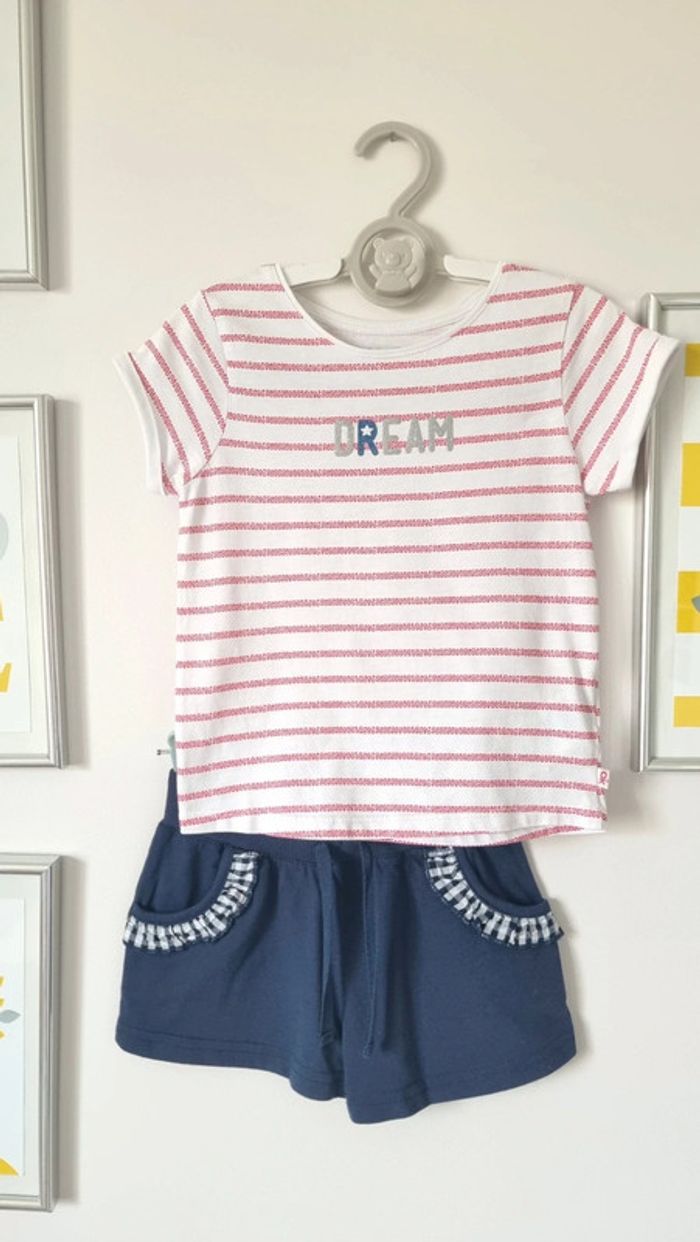 Ensemble T-shirt okaidi dream rayures et un short marien taille 4ans comme neuf