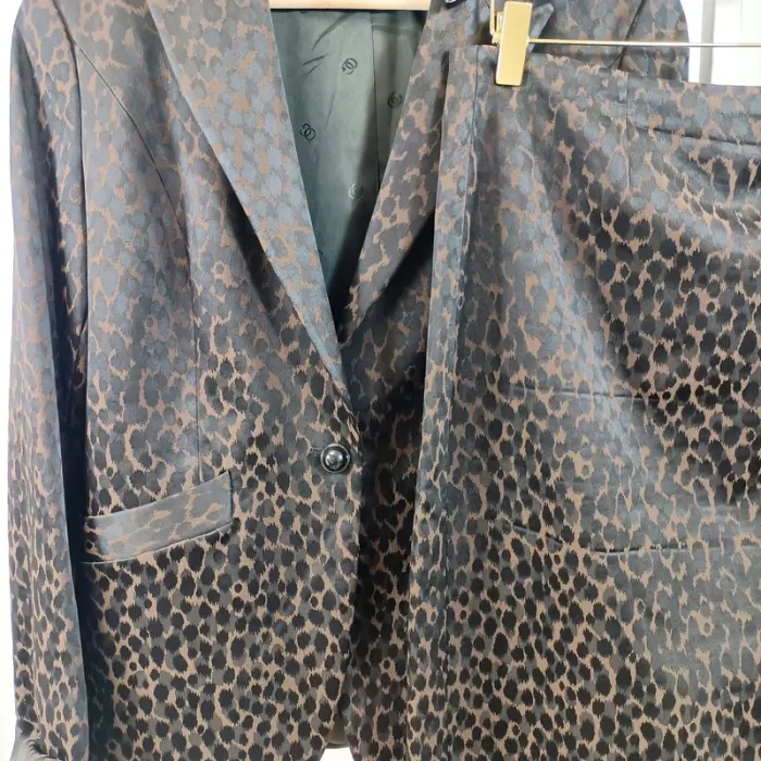 Ensemble Tailleur jupe et veste Olivier Grant motif léopard satiné - taille 44 A776 - photo numéro 2