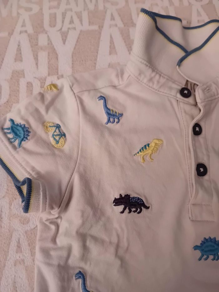 Tee-shirt avec col "dinosaures" en 3 ans - photo numéro 2