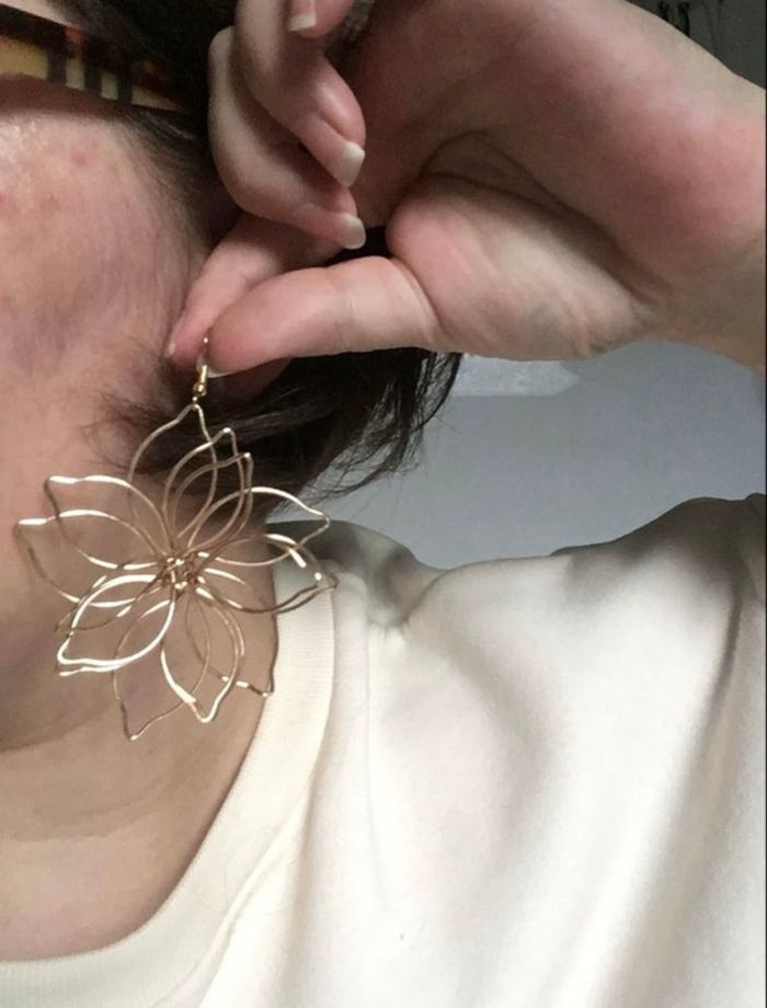 Boucles d’oreilles pendantes NEUVES pour femme forme de fleurs 🌼 couleur doré - photo numéro 2