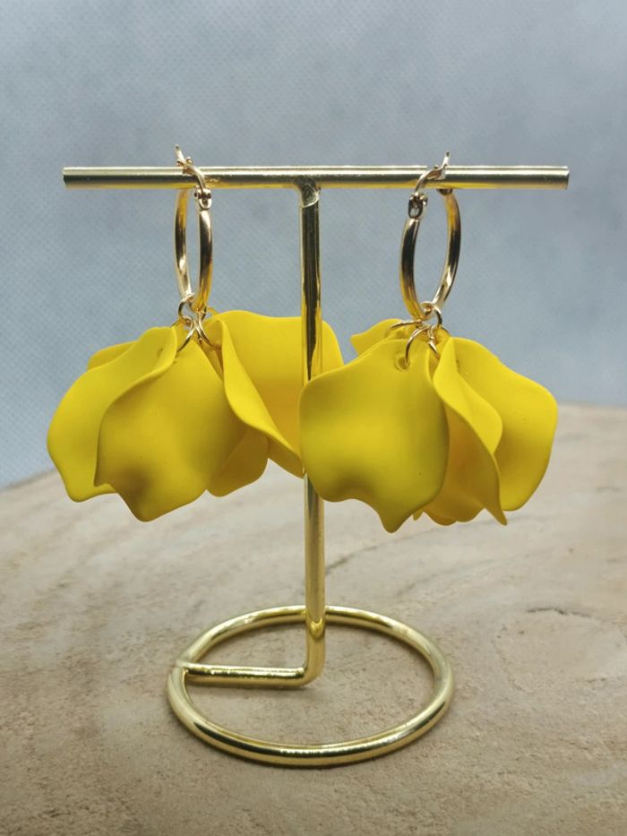 Superbes créoles en acier inoxydable et pétales acryliques - photo numéro 2