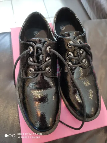 Jolies chaussures vernies noires  33
