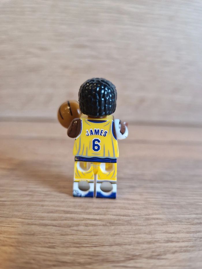 Figurine type lego Joueur de Basket James - photo numéro 2