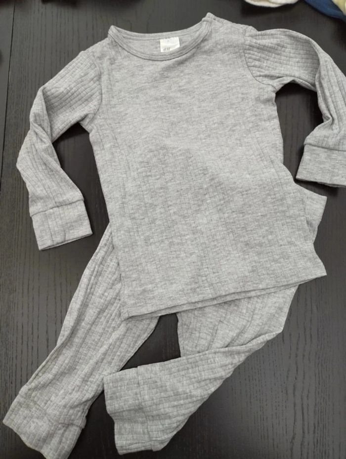Ensemble léger / pyjama gris 6-9 mois