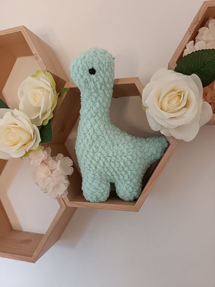 Peluche Dinosaure vert menthe au crochet - photo numéro 4