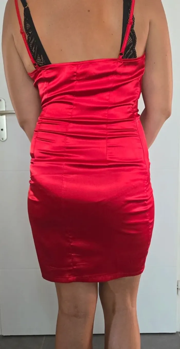 Robe rouge en satin - photo numéro 2