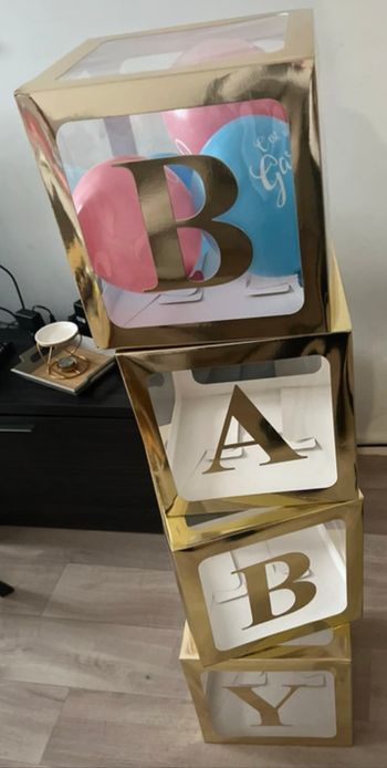 Lot de cubes et assiettes, serviettes baby shower