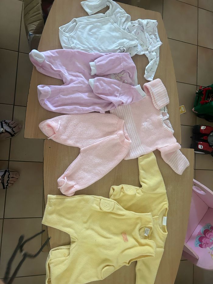 Lot de 39 vêtements bébé taille naissance - photo numéro 2