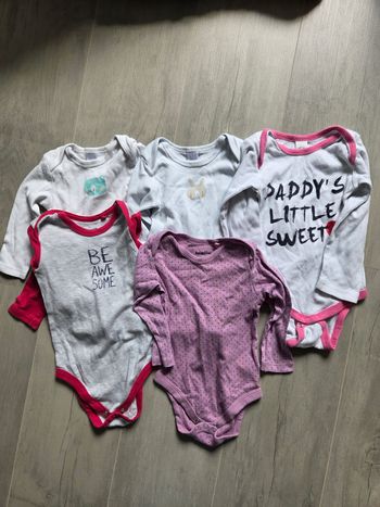 Lot bodies et 1 pyjama