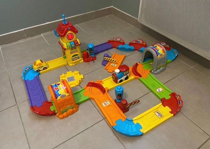 Circuit train et sa gare éducative tut tut bolide