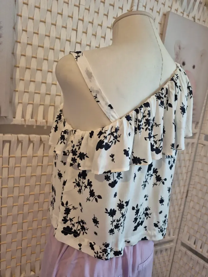💕Joli Top blanc à fleurs asymétrique avec volant sur une épaule - femme TS / 36 Benetton 💕 - photo numéro 4