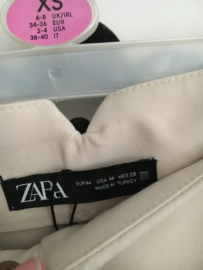 Tres beau pantalon beige classique .cintré à la taille - photo numéro 5