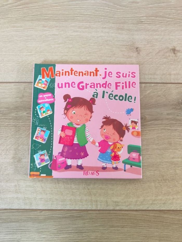 Livre (grande fille à l'école)